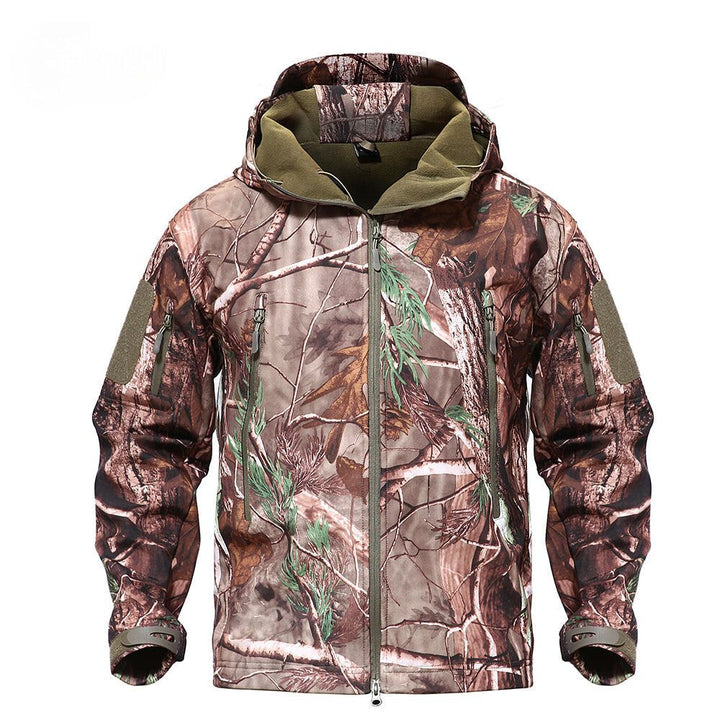 Giacca sportiva da uomo, impermeabile e termica, con cappuccio e tasche zip per un look dinamico outdoor.