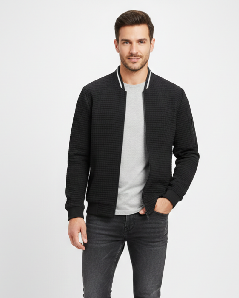 Gilet uomo elegante in maglia fine nera con zip, perfetto per stratificazione e look sofisticati di moda maschile.