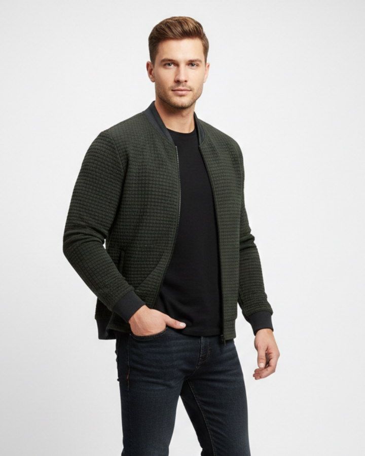 Gilet uomo in maglia fine verde, con zip, ideale per look eleganti o casual. Un capo versatile per la moda maschile.