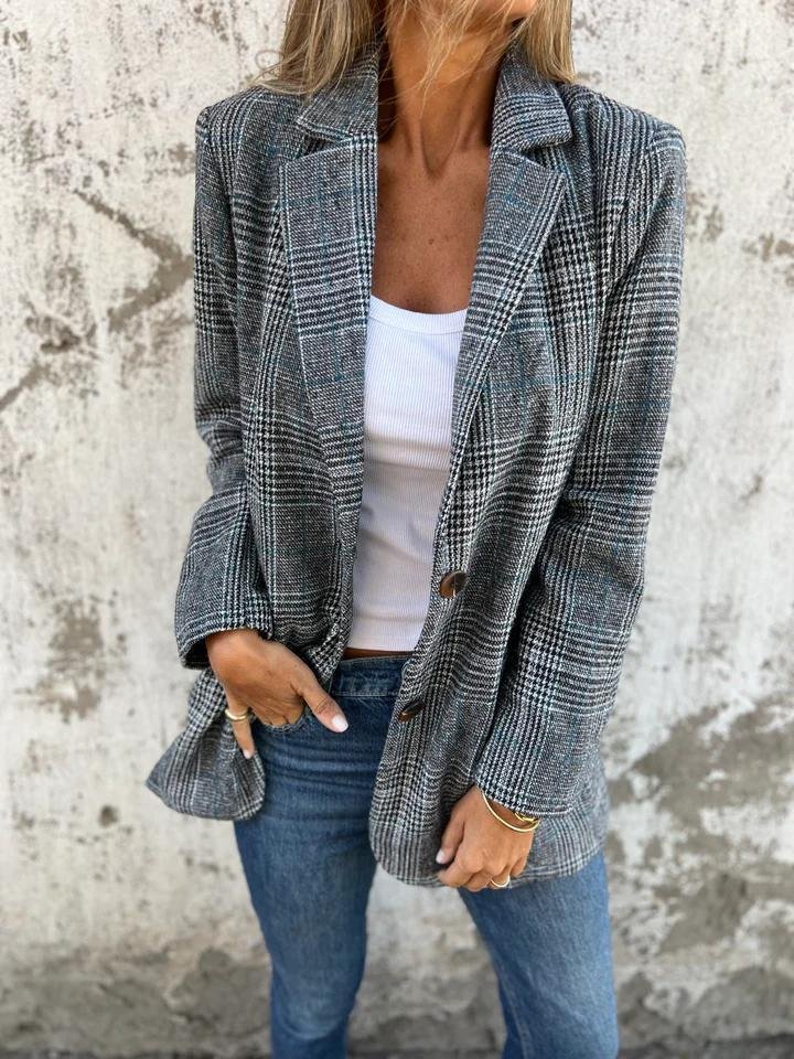 Blazer donna autunnale a quadri, un must-have elegante e casual per affrontare l'ufficio e il freddo con stile.