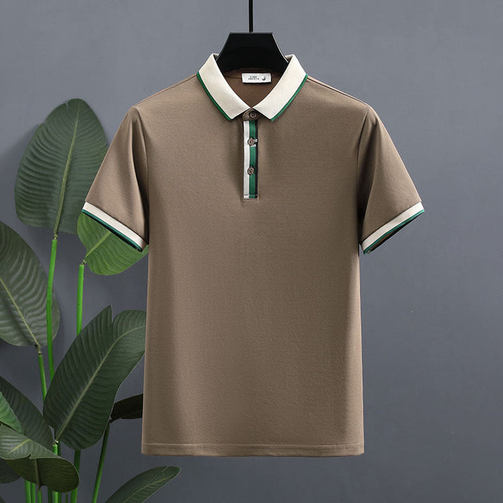 Polo uomo moderna a maniche corte, vestibilità ampia. Tessuto leggero per il massimo comfort estivo.