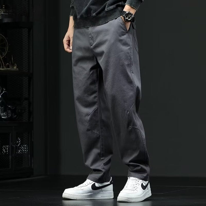 Pantaloni uomo neri o grigi a vita media, stile retrò. Versatili per look business o casual. Massima eleganza.