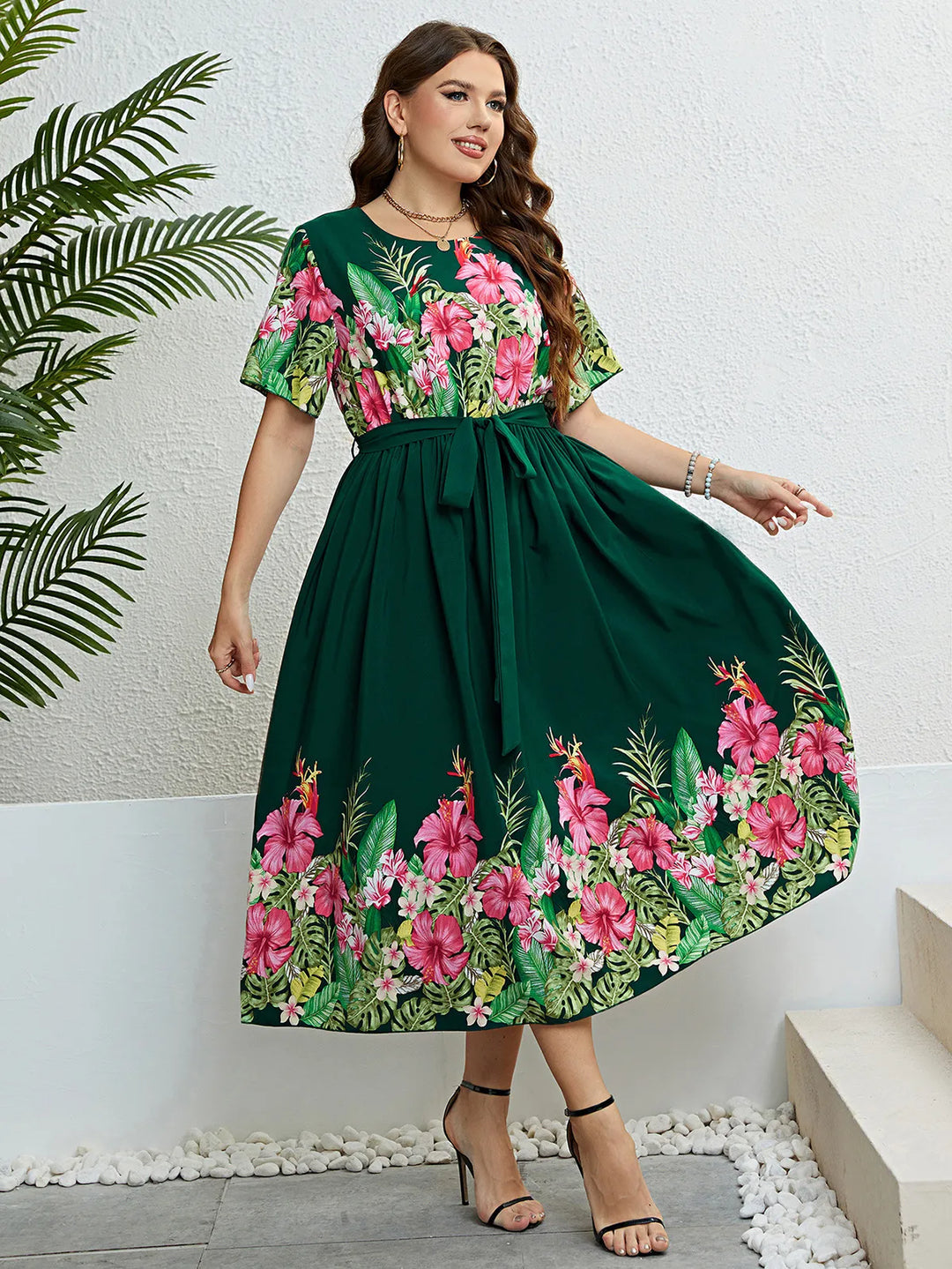 Abito estivo donna verde con stampa floreale, lungo, scollo girocollo e laccio in vita. Stile casual ed elegante.