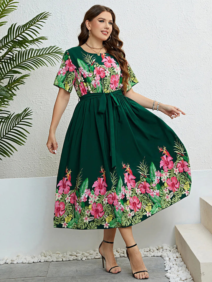 Abito estivo donna verde con stampa floreale, lungo, scollo girocollo e laccio in vita. Stile casual ed elegante.