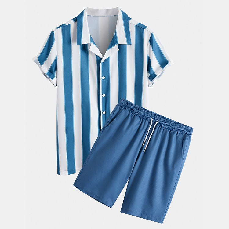 Outfit estivo uomo casual con camicia floreale blu e verde, abbinata a pantaloncini, ideale per un look trendy.