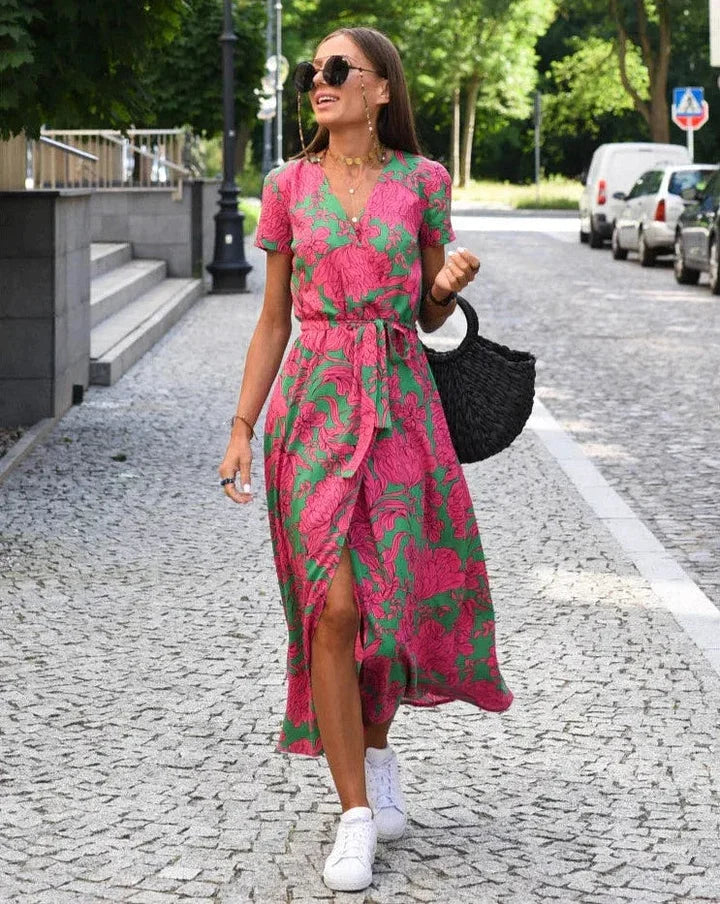 Abito avvolgente estivo floreale da donna con vita fasciata, stampa primaverile ed estiva versatile.