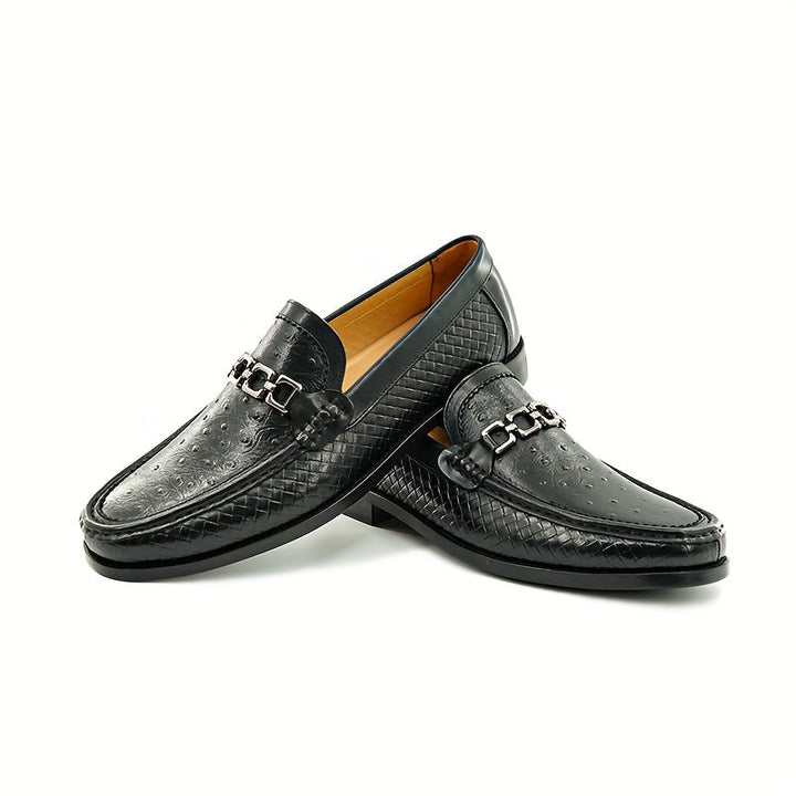 Dettaglio ravvicinato: mocassino uomo con texture in pelle intrecciata, nero. Artigianalità e stile unico.