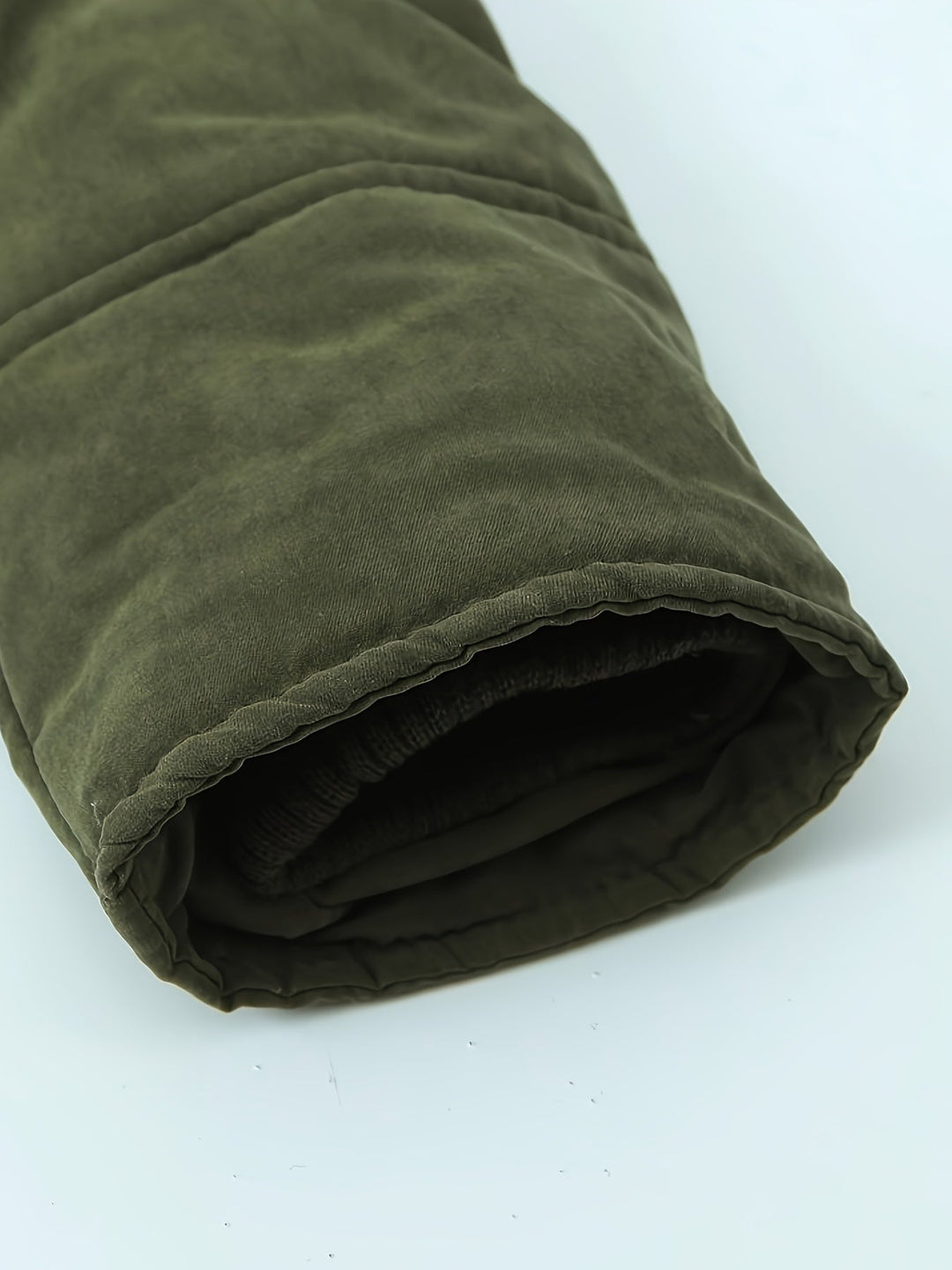 Parka lungo donna nero, collo borg, vita regolabile. Cappotto invernale chic ed essenziale.