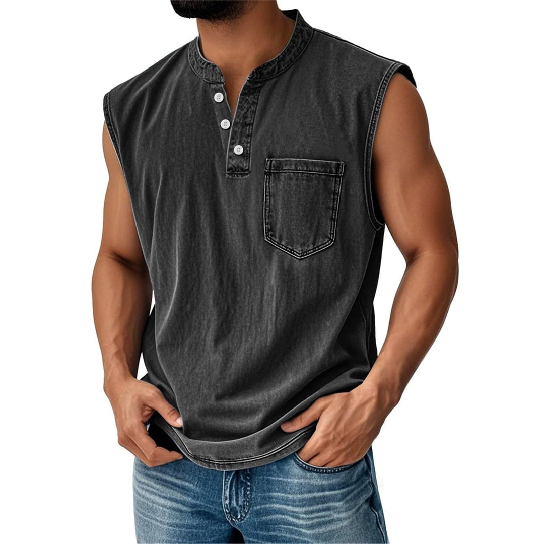 Top uomo sportivo senza maniche, dettagli patchwork per l'estate. Maglietta aderente per look casual e moda maschile.