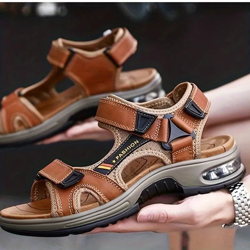 Sandali ortopedici uomo in pelle marrone per comfort e supporto arco plantare duraturo, ideali per camminata estiva.