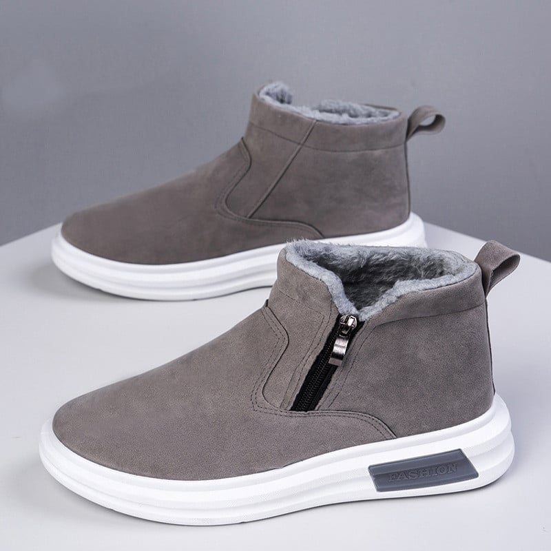 Eleganti stivaletti uomo grigi con pratica zip laterale. Ideali per il comfort e la moda invernale alla caviglia.
