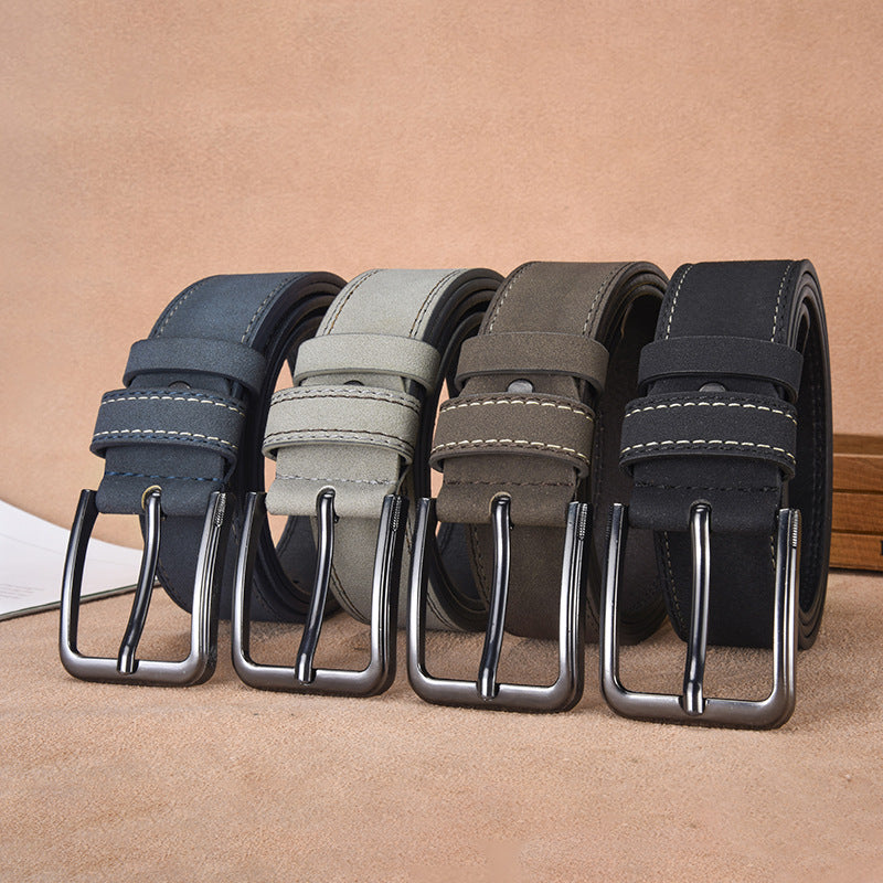Cintura uomo elegante in pelle scamosciata marrone con fibbia ad ardiglione, perfetta per ogni outfit.