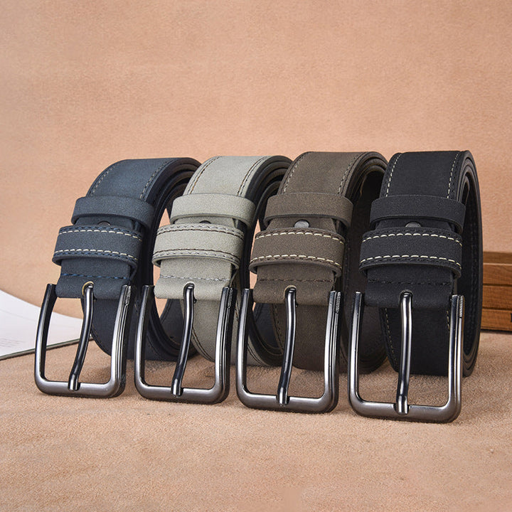 Cintura uomo elegante in pelle scamosciata marrone con fibbia ad ardiglione, perfetta per ogni outfit.