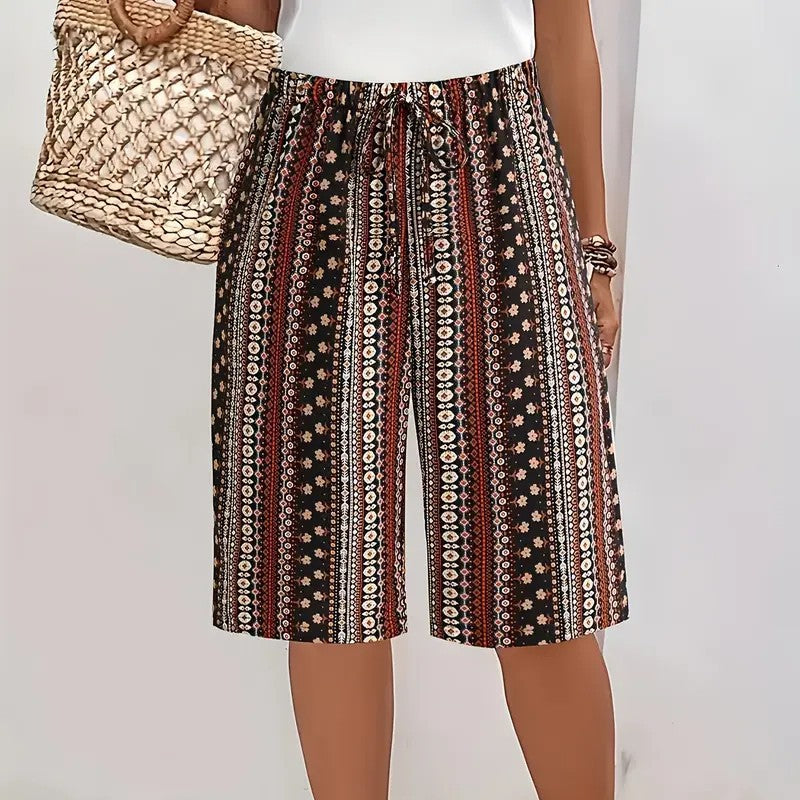 Capri uomo con stampa alla moda e coulisse per vestibilità ampia. Perfetti come pantaloni estivi da vacanza.