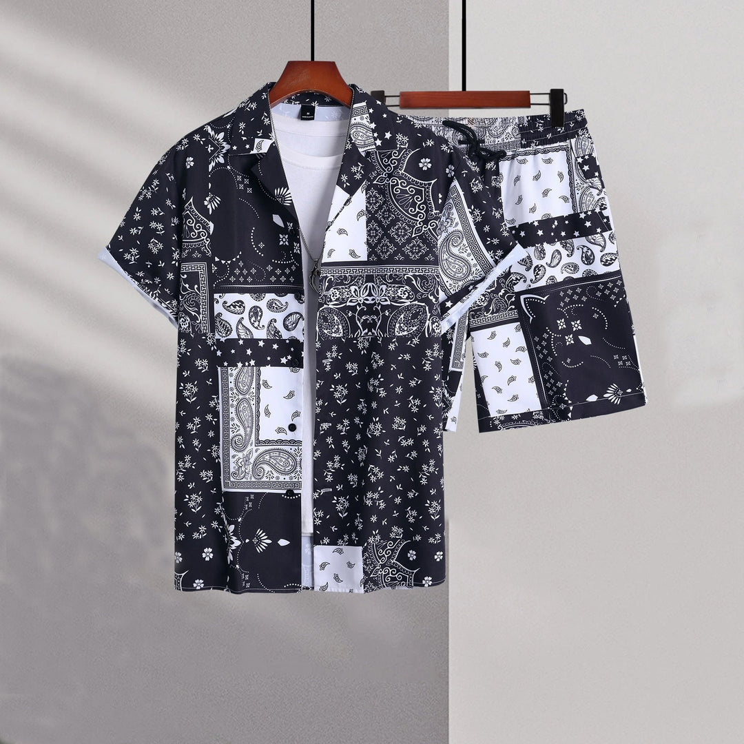 Completo uomo estivo casual in due pezzi: camicia e pantaloncini morbidi per comfort e relax.