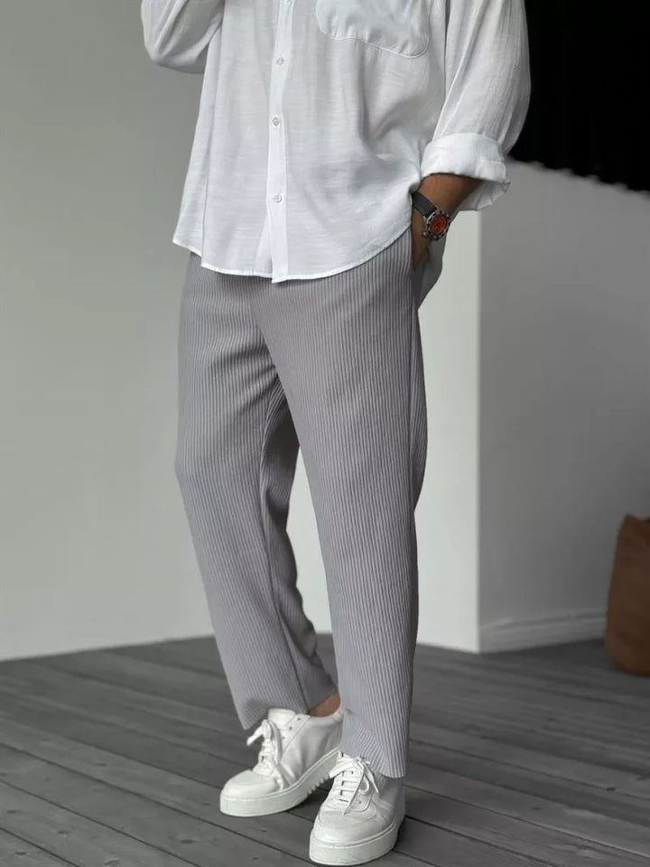 Pantaloni da uomo eleganti abbinati per un outfit casual chic, stile moderno e comfort ideale per il tempo libero.