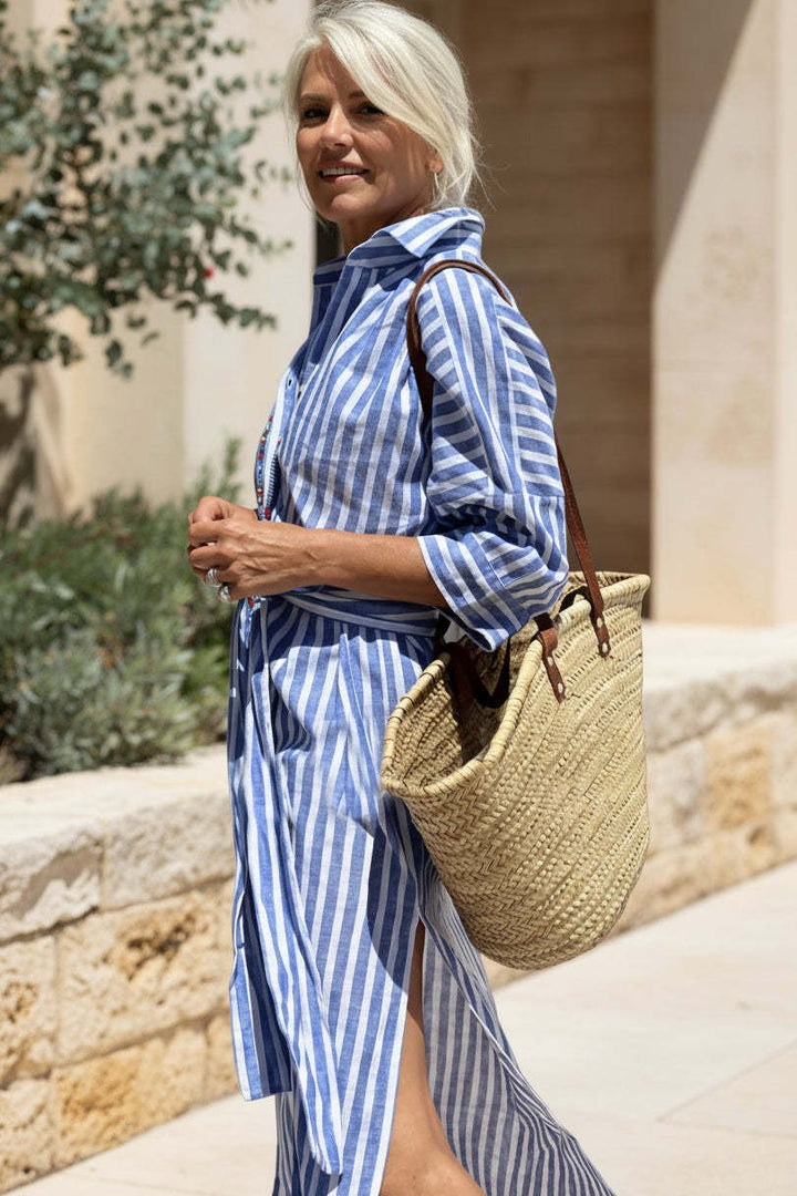 Abito midi donna a righe chic, con colletto a revers. Ideale per uno stile versatile, da giorno o sera. Moda femminile.
