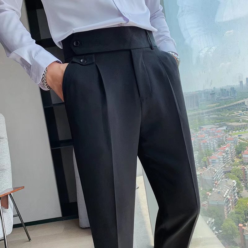 Primo piano pantaloni uomo slim fit, gamba dritta. Design elegante e moderno per ogni occasione.