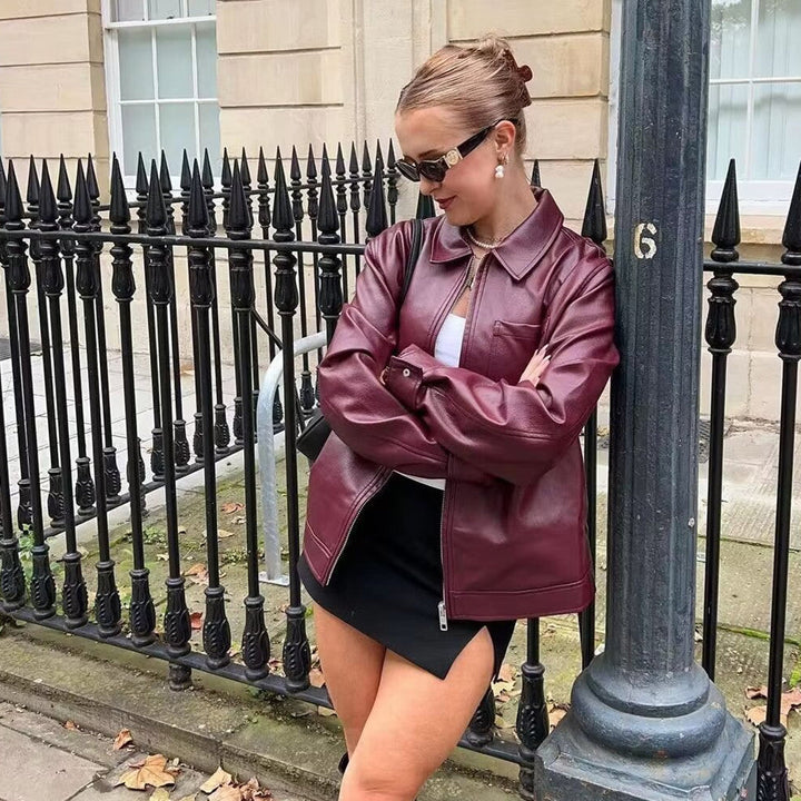 Giacca donna biker elegante rosso vino con revers, cerniera e stile moderno. Perfetta per look autunnali e urbani.
