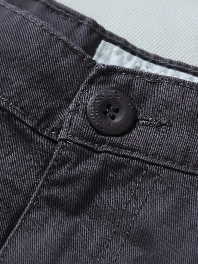 Pantaloni cargo uomo in tessuto confortevole, perfetti per le stagioni di transizione. Stile maschile versatile.