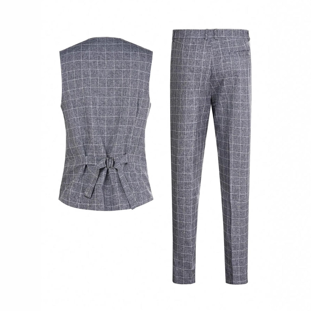 Completo uomo due pezzi per business, con gilet a quadri e pantaloni eleganti. Abbigliamento formale professionale.