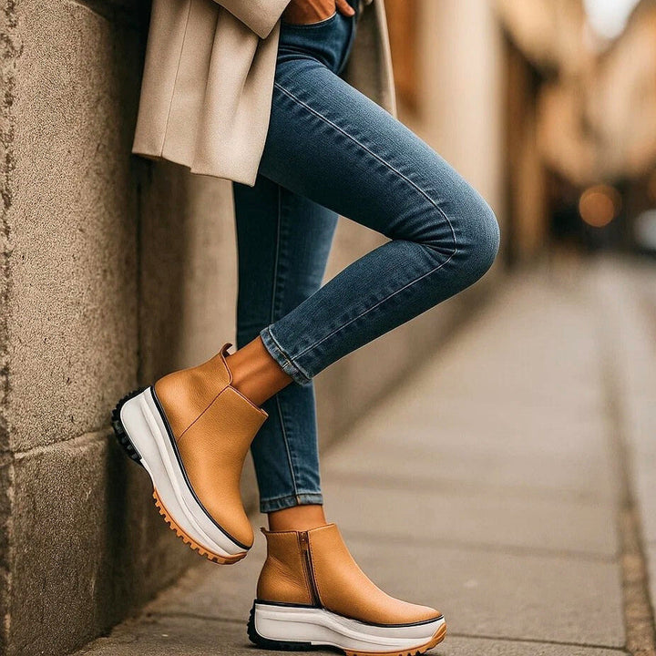 Scarpe platform donna nero, stivaletti con zip laterale e suola carrarmata per un tocco audace e confortevole.