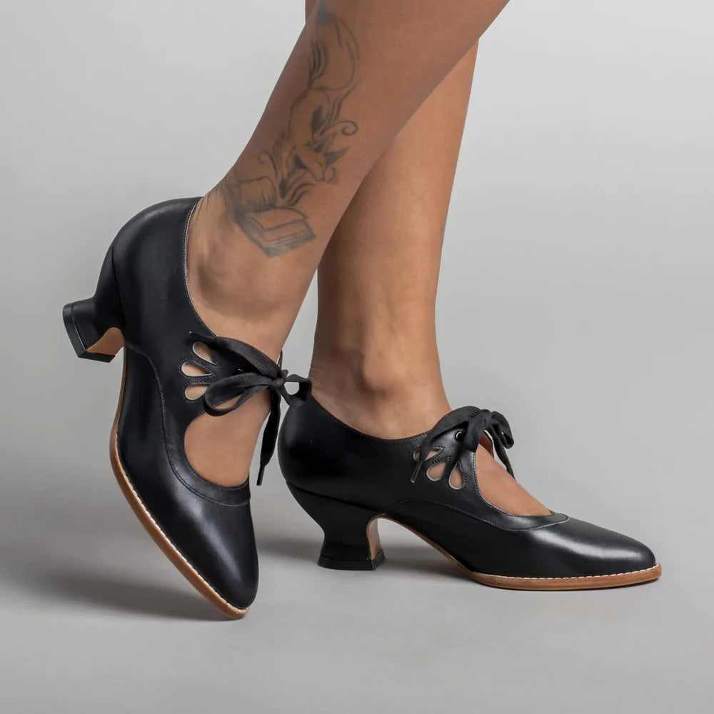 Primo piano della suola antiscivolo di scarpe da donna con tacco e supporto plantare. Massima sicurezza.