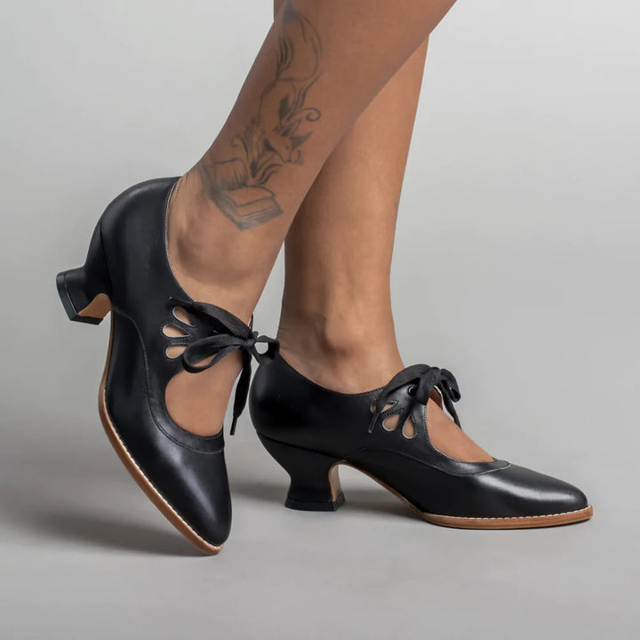 Primo piano della suola antiscivolo di scarpe da donna con tacco e supporto plantare. Massima sicurezza.