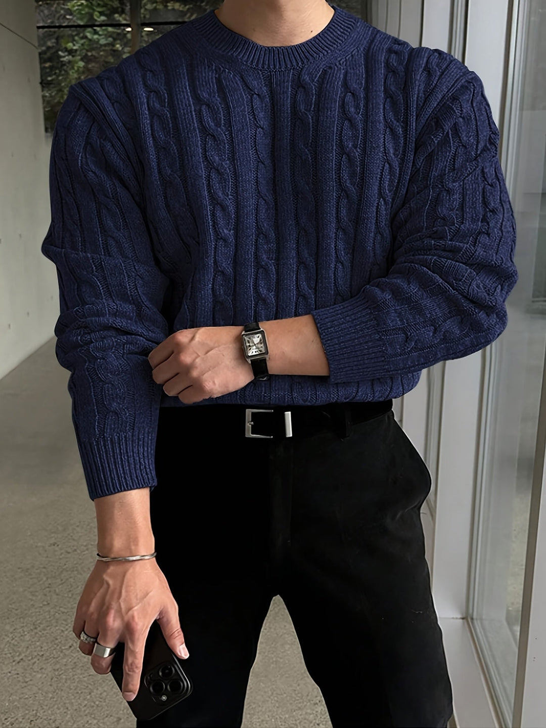 Maglione donna con motivo a trecce e girocollo. Maglia spessa, calda e confortevole per l'inverno.