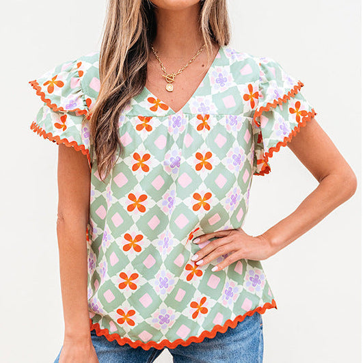 Camicia donna elegante estiva a maniche corte, fantasia geometrica multicolore. Moda casual primavera verde chiaro.
