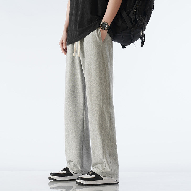 Eleganti pantaloni estivi uomo alla caviglia, con coulisse e vestibilità ampia, ideali per outfit casual e rilassati.