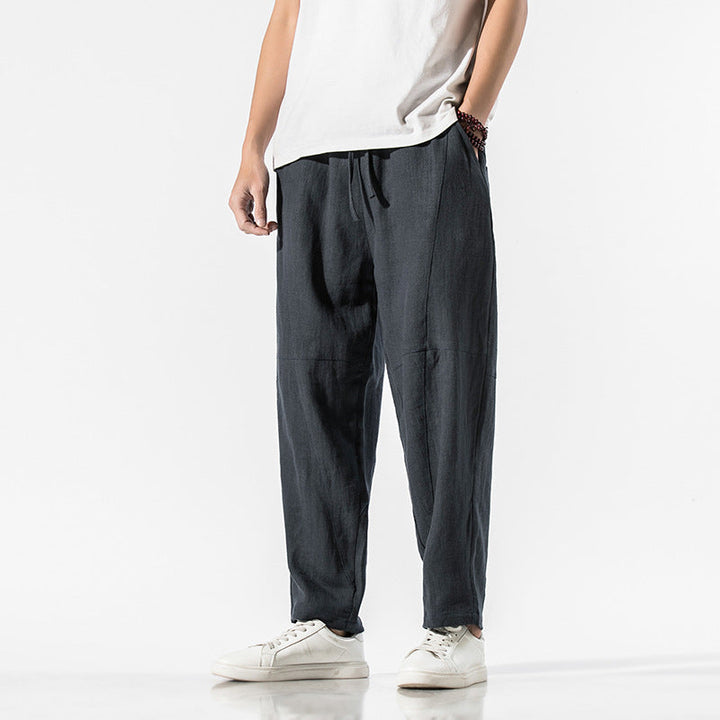 Pantaloni uomo estivi alla caviglia, gamba larga, vestibilità rilassata. Ideali per un look casual fresco e comodo.