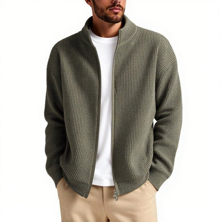 Cardigan uomo in maglia, apertura frontale. Strato versatile e confortevole per abbigliamento maschile autunno/inverno.
