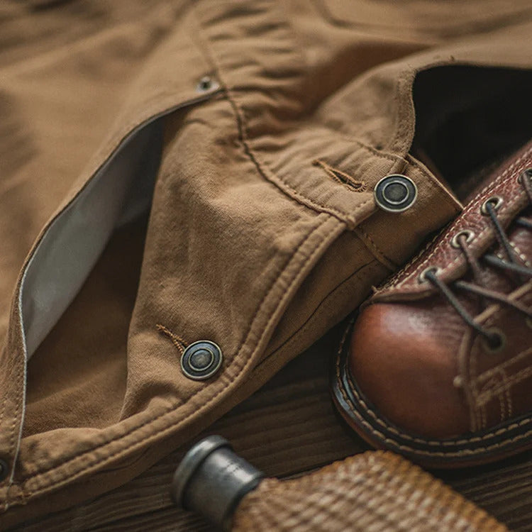 Salopette vintage unisex, comoda e alla moda per look casual e pratico abbigliamento lavoro.