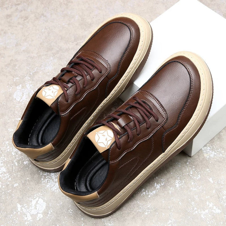Sneakers uomo traspiranti nere, arancio e bianche. Calzature casual sportive, ideali per comfort e passeggio.