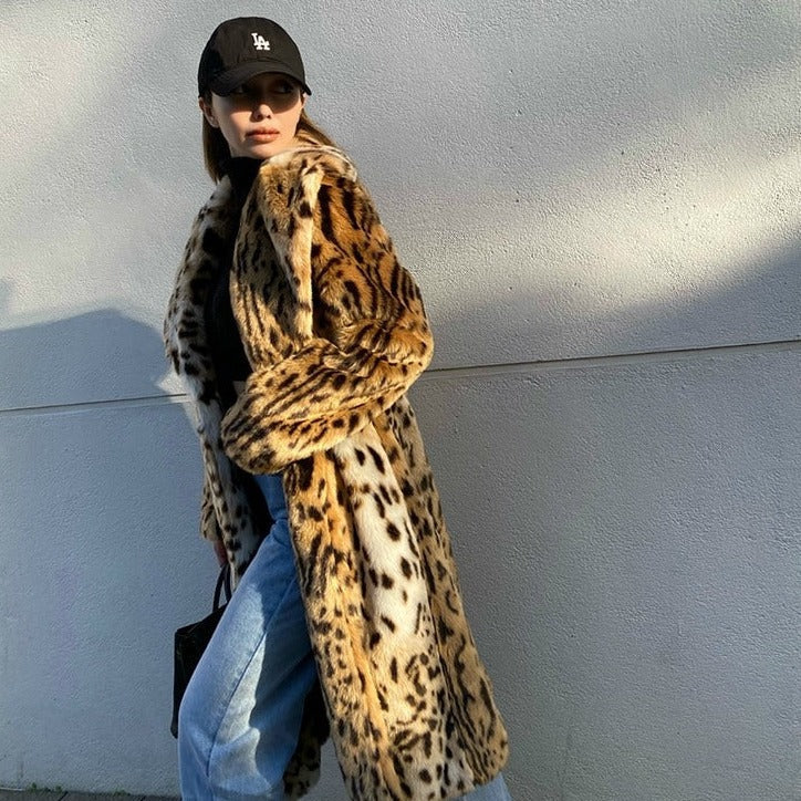 Giacca donna con stampa leopardata, calda e alla moda. Un capo di abbigliamento per uno stile selvaggio e chic.