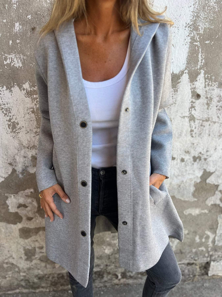 Morbido cardigan da donna con cappuccio e bottoni, stile casual versatile.
