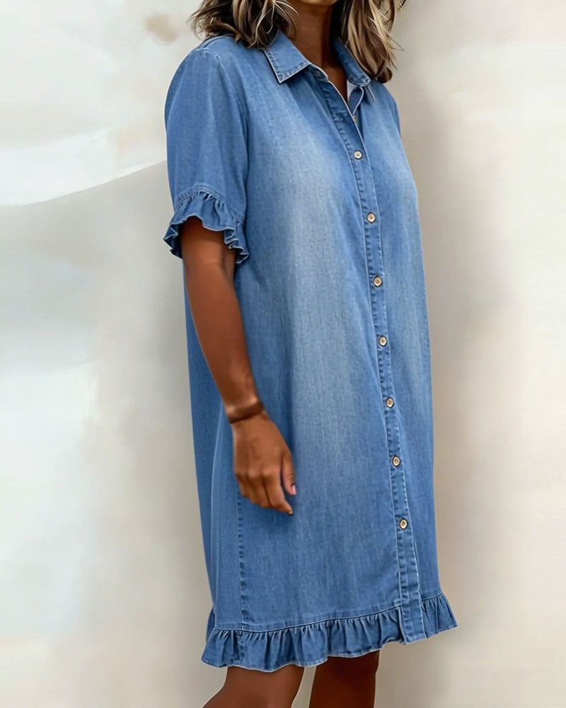 Abito primaverile donna in denim con bottoni. Comodo, a mezze maniche, lunghezza sopra il ginocchio.