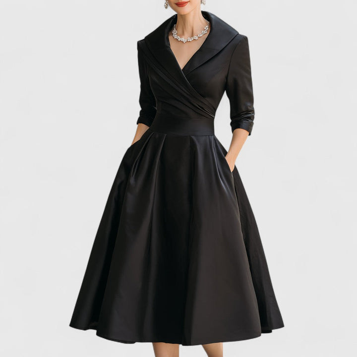 Vestito midi casual donna con tasche pratiche e maniche tre quarti. Perfetto per il comfort quotidiano.
