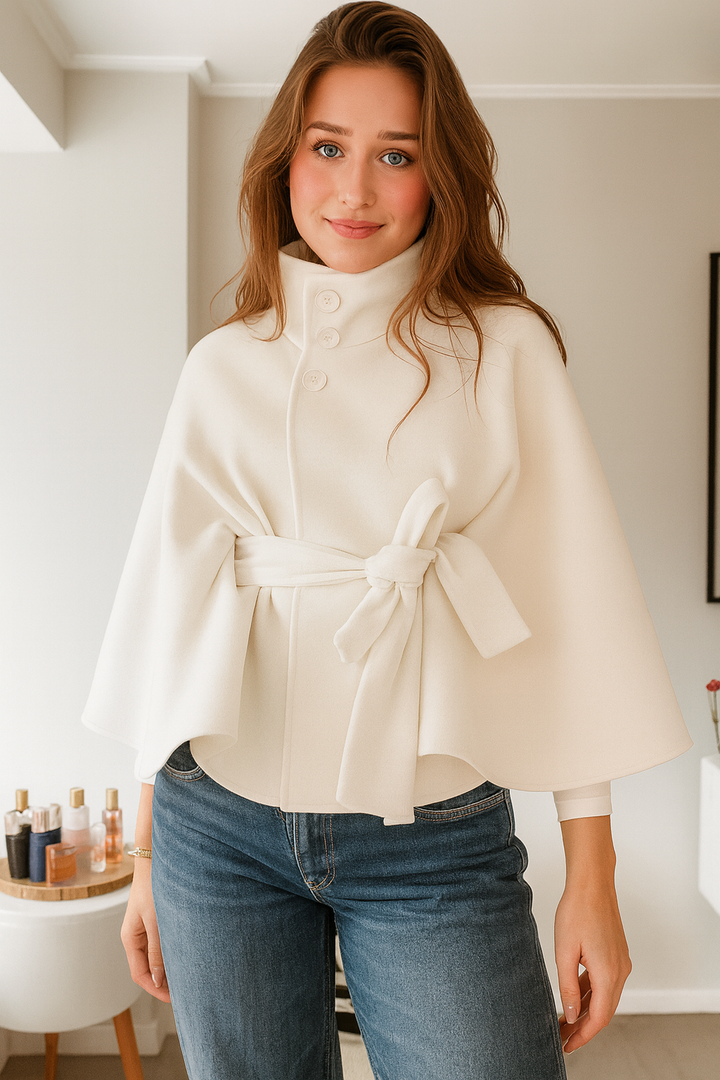 Moda femminile: mantella donna elegante con collo alto e cintura. Cappotto versatile per outfit autunno/inverno.