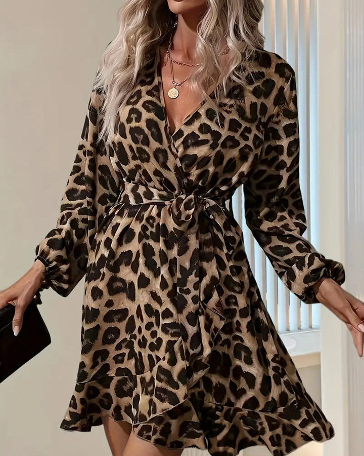 Abito midi donna estivo leopardato elegante con scollo a V e gonna asimmetrica, moda versatile.