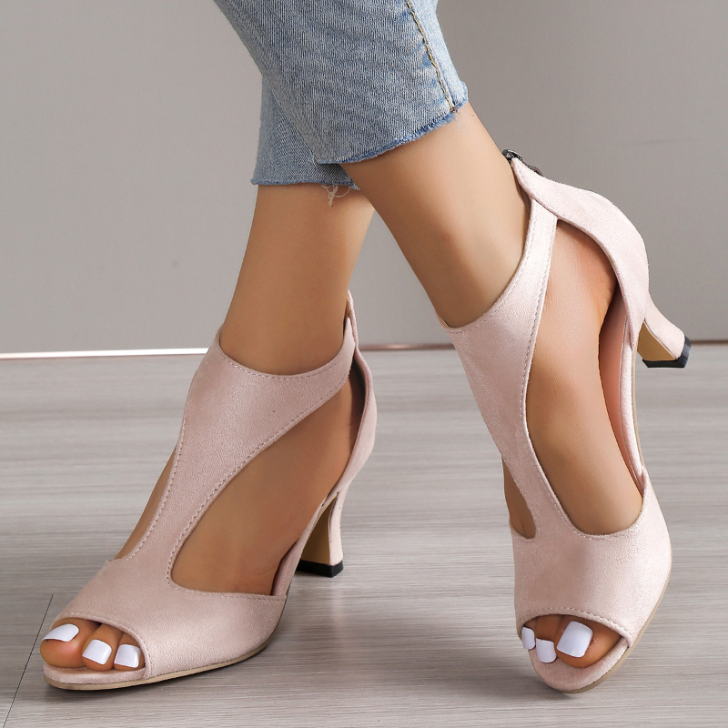 Sandali donna chic con tacco alto, design raffinato e cinturino, ideali per look estivi eleganti e di tendenza.
