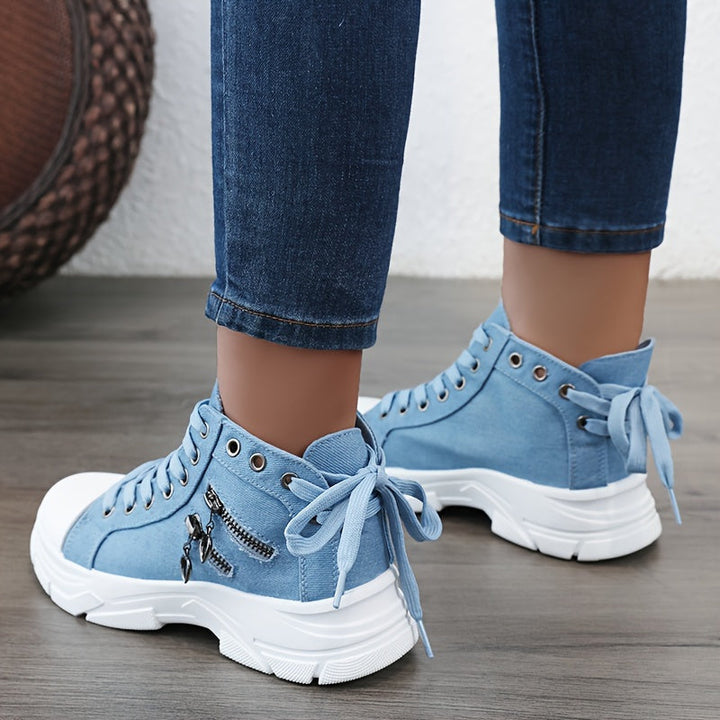 Dettaglio chiusura zip laterale su sneakers donna nere con plateau, pratica e alla moda.