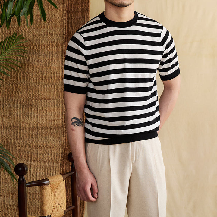 Maglietta uomo a righe aderente con maniche corte e girocollo, perfetta per un look casual moderno e confortevole.