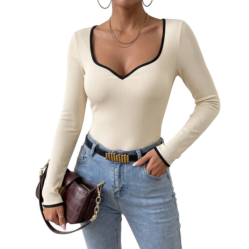 Tuta donna in maglia a coste albicocca. Unisce eleganza casual e comfort per un look rilassato ma chic con maniche lunghe.
