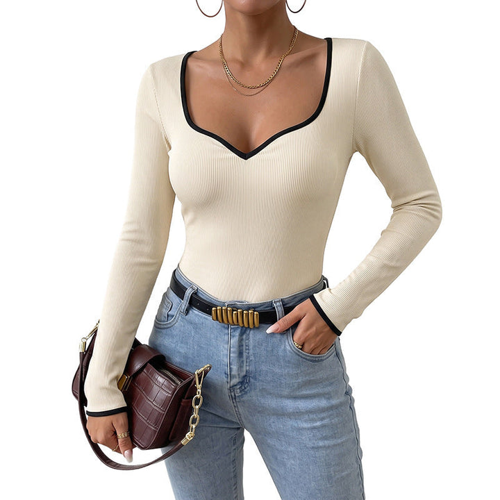 Tuta donna in maglia a coste albicocca. Unisce eleganza casual e comfort per un look rilassato ma chic con maniche lunghe.