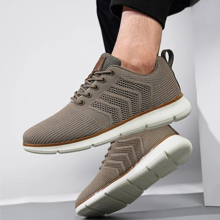 Uomo che indossa sneakers casual flessibili in contesto urbano, ideali per il benessere.