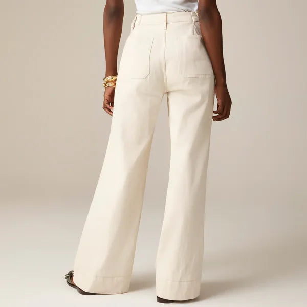 Vista laterale jeans casual donna, vita alta, gamba larga. Esalta silhouette e comfort.