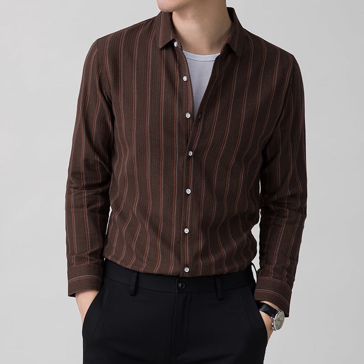 Camicia uomo moda primaverile a maniche lunghe con righe, jacquard e colletto quadrato, ideale per look sofisticati.