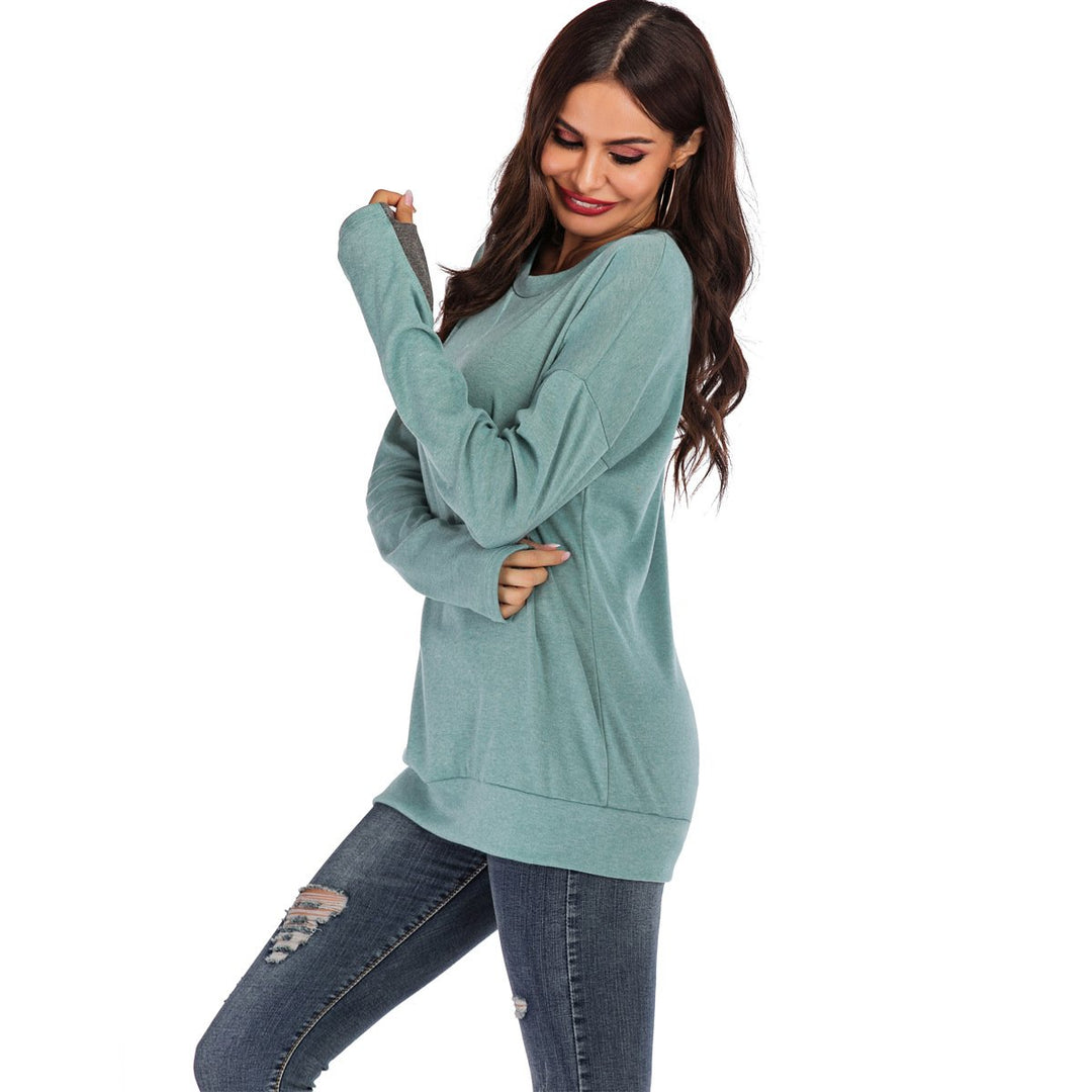 Donna con maglione pullover a tinta unita, look casual chic autunnale.